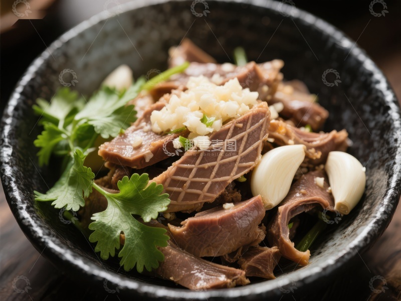 高清大图下载【趣麦麦图】香辣卤味拼盘，配以蒜瓣和香菜