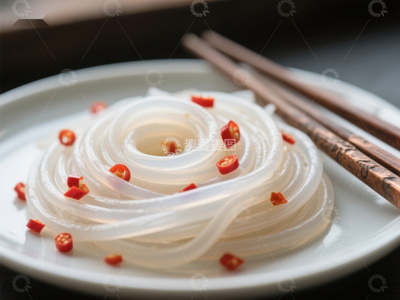 透明米粉配红椒点缀