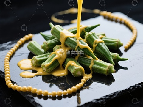 淋上酱汁的秋葵特写