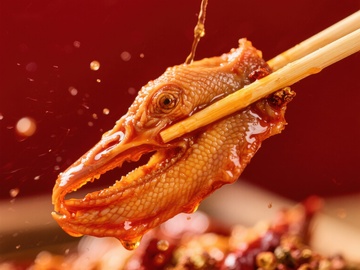 麻辣鸭头，筷子夹起瞬间