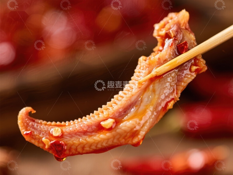 高清大图下载【趣麦麦图】麻辣鸭掌特写，筷子夹起香辣美食
