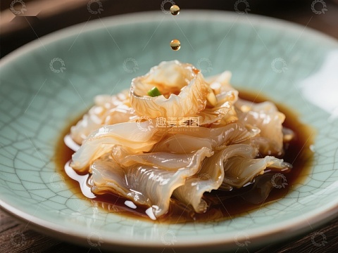 凉拌海蜇配酱油，清新美味