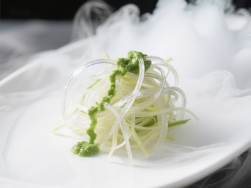 烟雾缭绕的精致菜肴