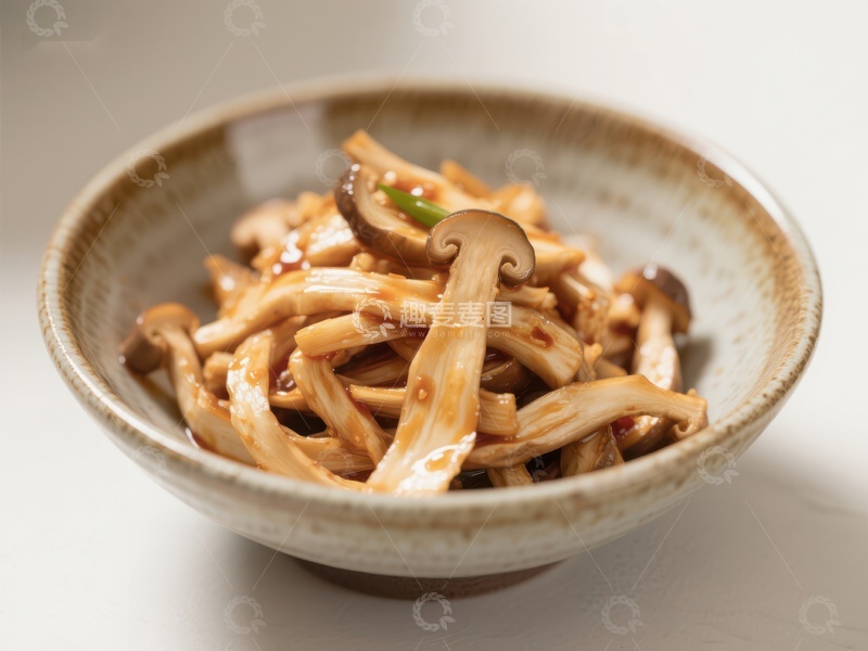 高清大图下载【趣麦麦图】-美味炒蘑菇盛于陶瓷碗中