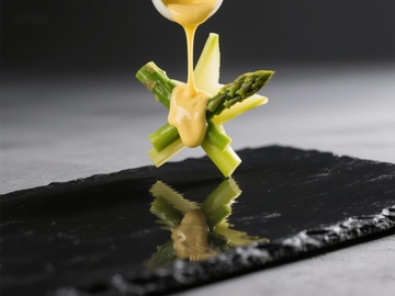 芦笋配蛋黄酱，精致摆盘