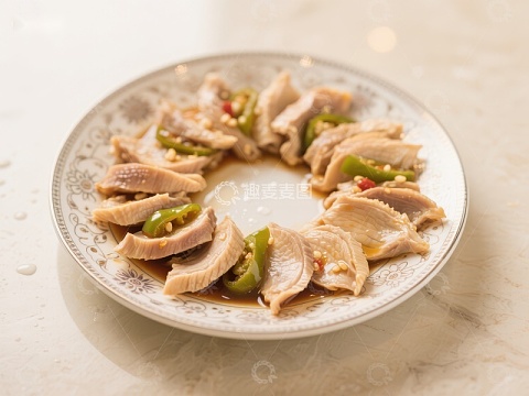 凉拌鸡丝配青椒，清新美味