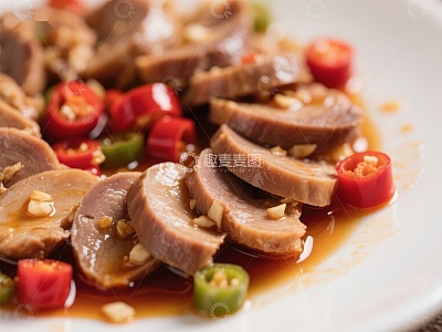 酱香肉片配红椒点缀