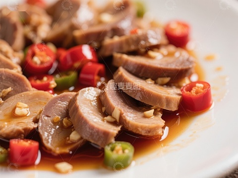 酱香肉片配红椒点缀