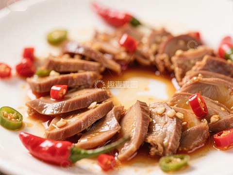 香辣卤肉拼盘，色泽诱人