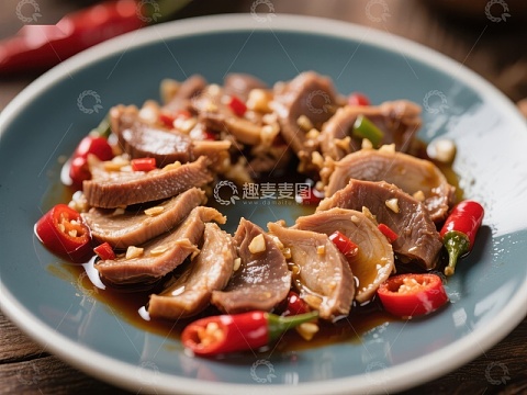 香辣卤肉拼盘，配以红椒点缀