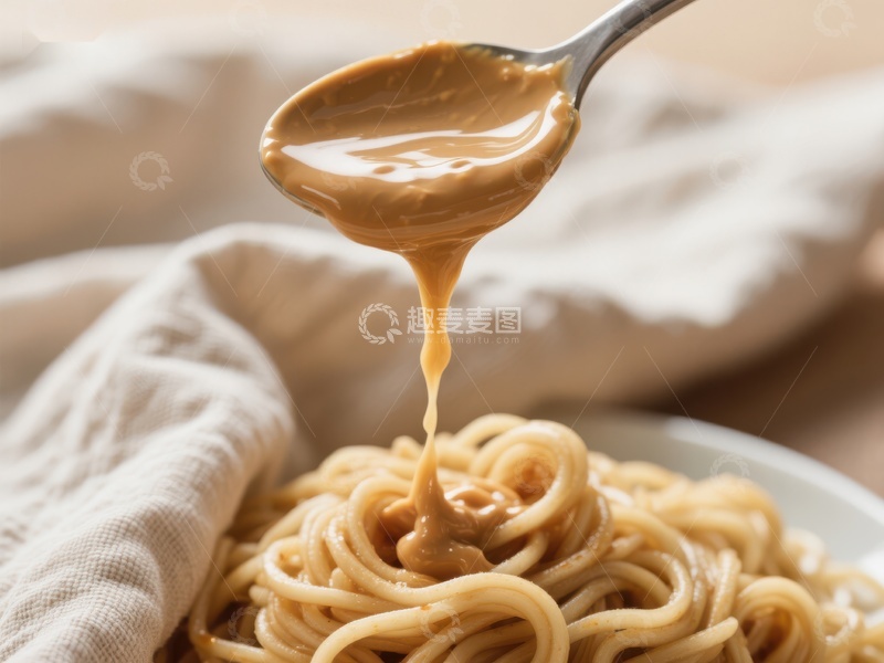 高清大图下载【趣麦麦图】浓郁酱汁淋在意大利面上
