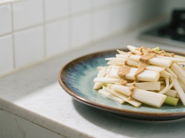清炒蔬菜配酱料，简约美味