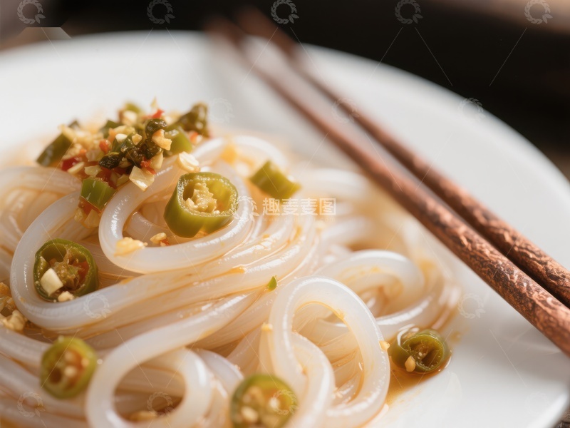 透明米粉配青椒碎，筷子点缀