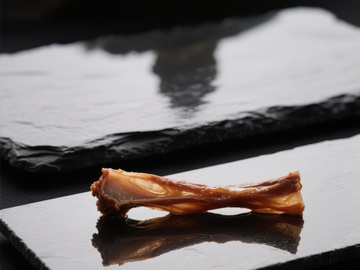 石板上的烤肉骨头