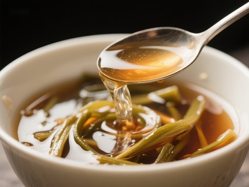 热汤盛于碗中，勺子舀起