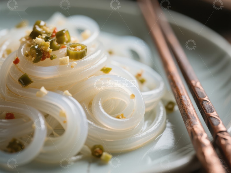 高清大图下载【趣麦麦图】酸辣粉丝：透明细长的美味佳肴