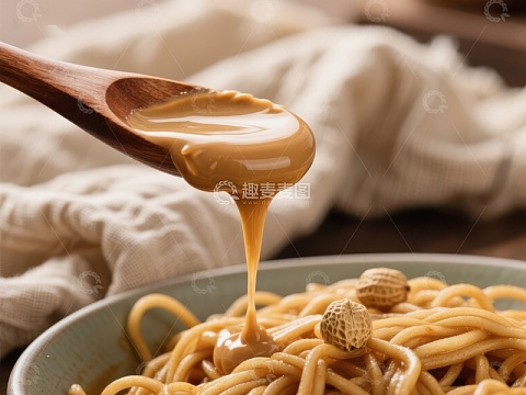 浓郁酱汁淋洒在花生面条上