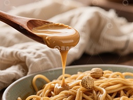 浓郁酱汁淋洒在花生面条上