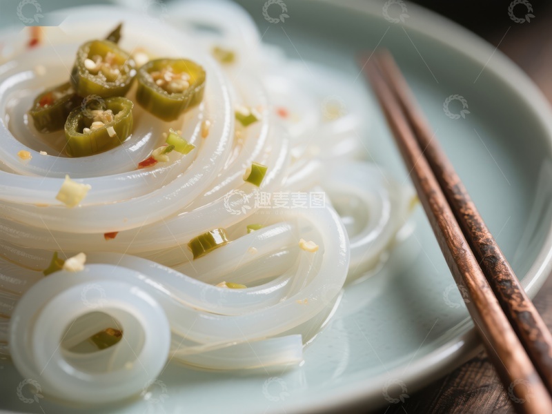 酸辣米线配青椒点缀