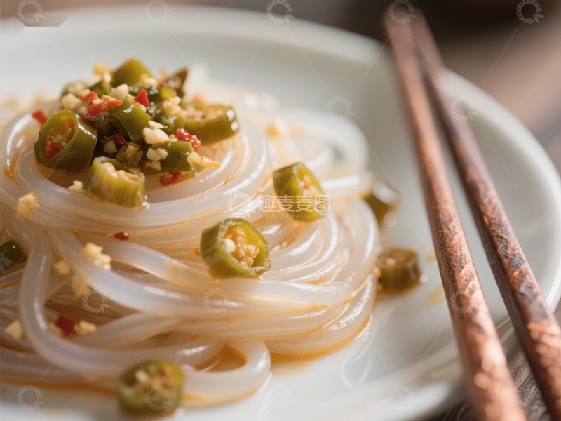 酸辣粉丝配青椒点缀