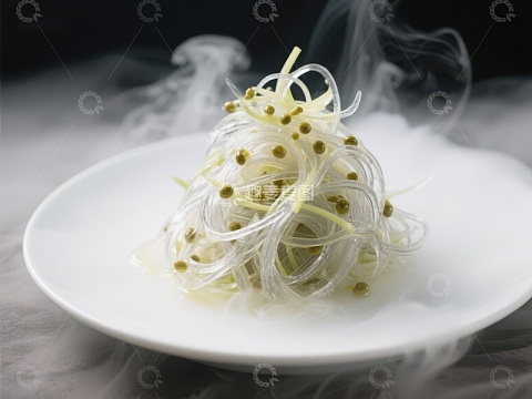 热气腾腾的豆芽粉丝盘