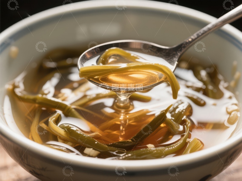 高清大图下载【趣麦麦图】清汤中的海带与勺子特写