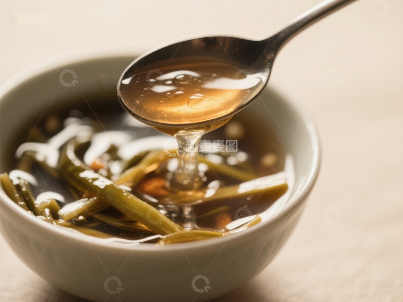 高清大图下载【趣麦麦图】-热汤盛于碗中，勺子舀起