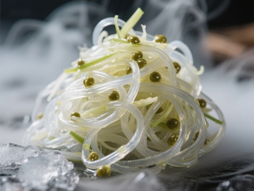 冰镇透明面条配青豆