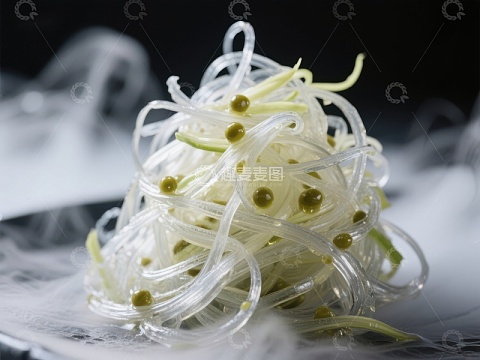 透明面条配青豆，烟雾缭绕