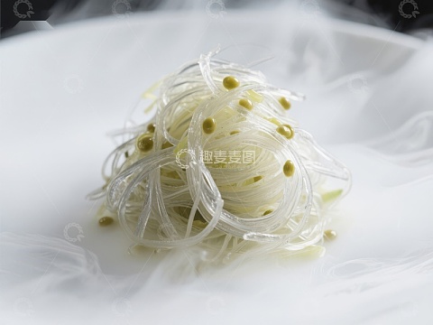 透明粉丝搭配绿豆芽的美食特写