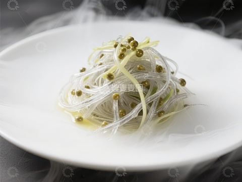 烟雾缭绕的透明面条配豆芽