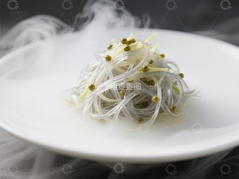 盘中蒸腾的豆芽粉丝
