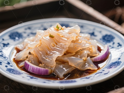 凉拌海蜇配洋葱，清新美味