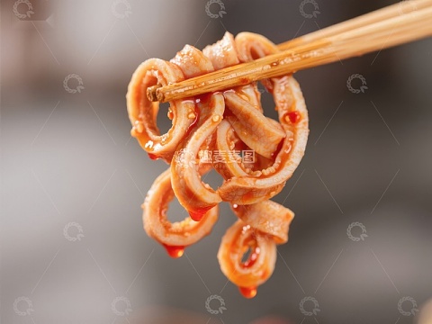 筷子夹起麻辣鱿鱼圈