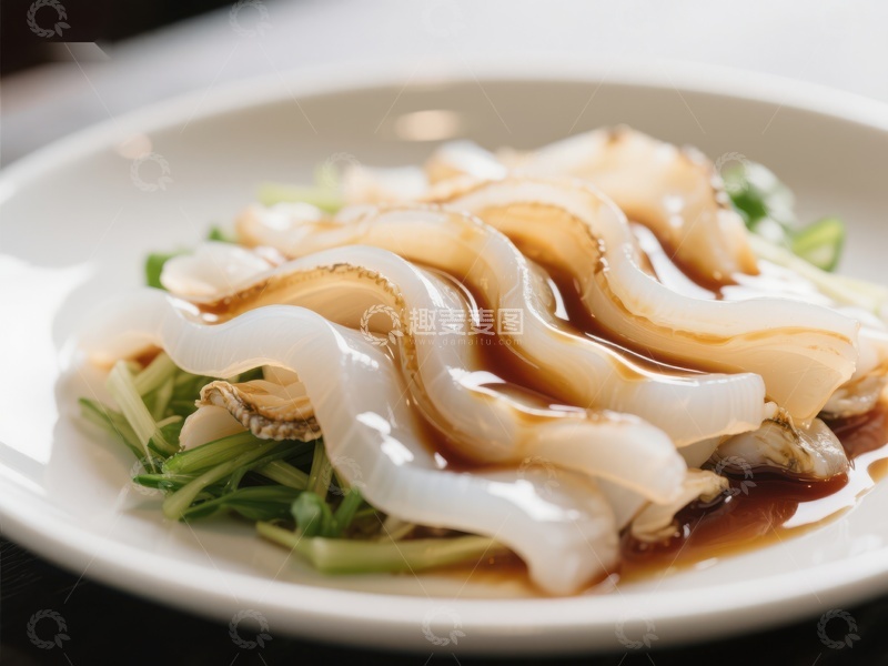 高清大图下载【趣麦麦图】鲜嫩鱿鱼搭配青菜，淋上酱汁的美味佳肴