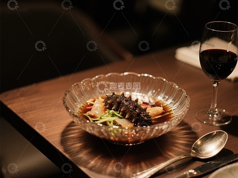 精致海参料理配红酒
