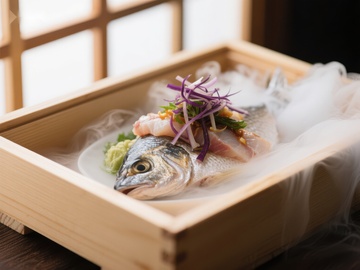 烟雾缭绕的木盒装生鱼料理