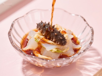 海参拌凉粉，酱汁淋洒瞬间