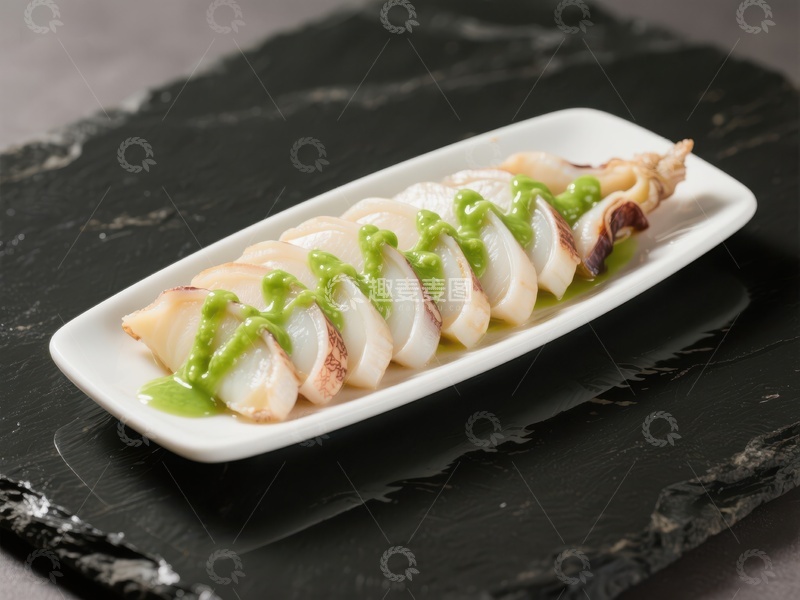 高清大图下载【趣麦麦图】鱿鱼切片配青酱，精致摆盘