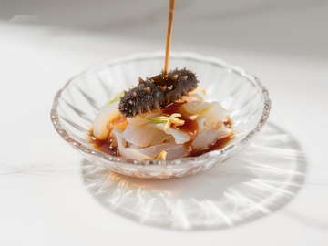 海参拌凉粉，酱汁倾注瞬间