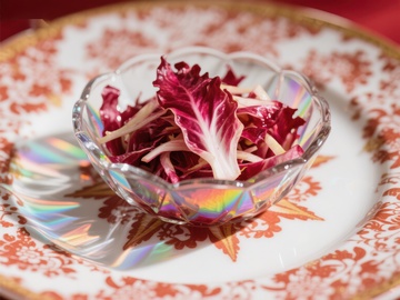 玻璃碗中的红菊苣沙拉