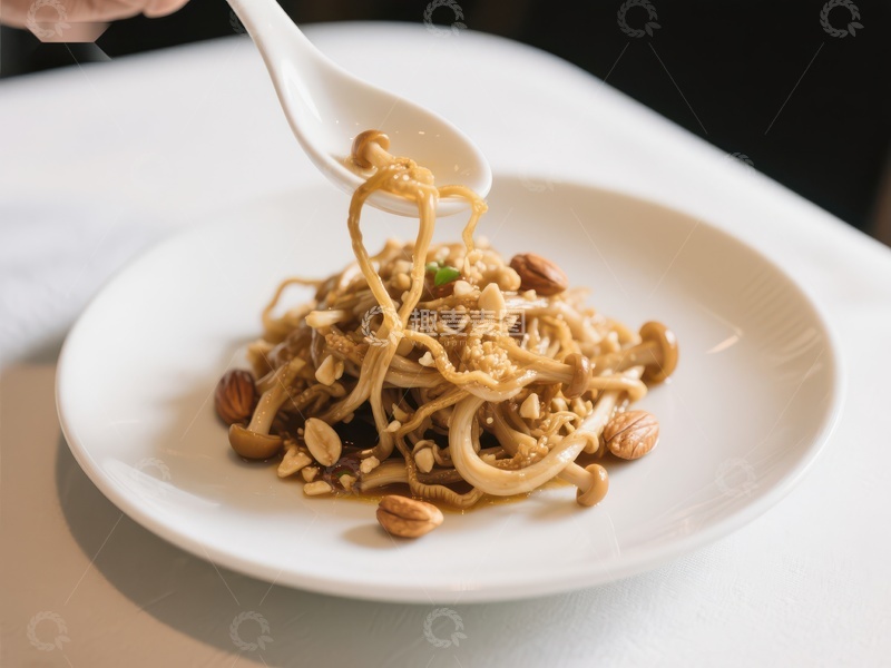高清大图下载【趣麦麦图】勺子舀起盘中的坚果炒面