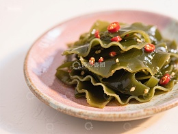 凉拌海带，点缀红椒的美味佳肴