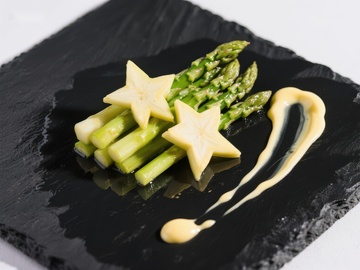 精致芦笋配星形装饰与酱汁