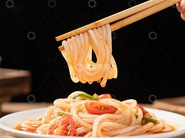 筷子夹起爽滑面条，美味尽显