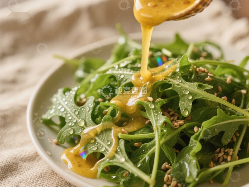 高清大图下载【趣麦麦图】新鲜芝麻叶沙拉淋上浓郁酱汁