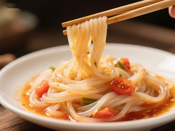 筷子夹起的美味凉粉