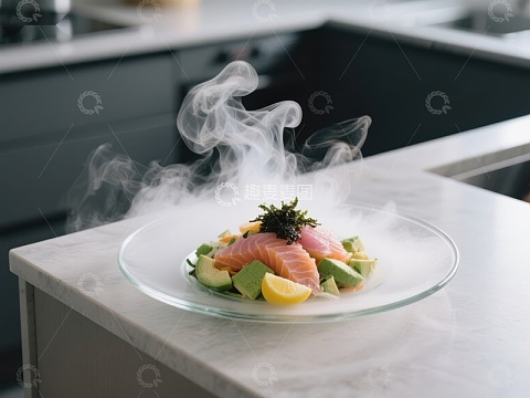 烟雾缭绕的三文鱼刺身盘
