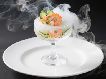 烟雾缭绕的虾仁黄瓜冷汤