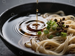热油滴入面条汤中